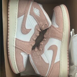 AIR JORDAN 1 MID SE (GS)
WHITE/LEGEND PINK-SAIL
BLANC/VOILE/ROSE LEGENDAIRE